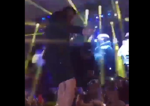 Filipe Ret chuta fã de cima de palco e é detonado por internautas