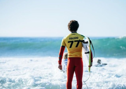 Filipe Toledo é bicampeão mundial e mantém hegemonia do Brasil no surfe