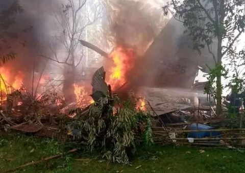 Avião com 96 pessoas cai nas Filipinas; muitos passageiros se jogaram antes da queda