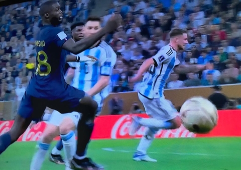 Jogadores da França tiram medalhas de vice após recebê-las, Mbappé mantém