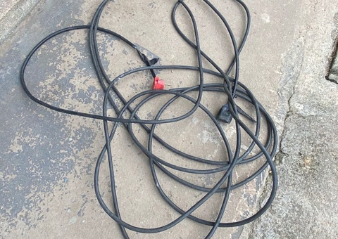 Homem usa fio de alta tensão para chicotear esposa na frente dos filhos no Amazonas