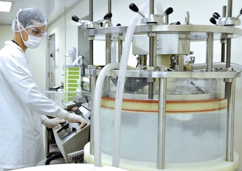 Fiocruz recebe novo lote de insumo para produção de vacina nesta quarta