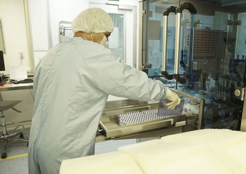 Após chegada de insumos, Fiocruz retoma produção de vacina contra covid