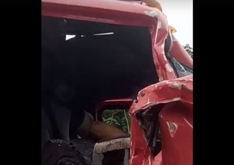 Vídeo mostra homens presos dentro de caminhão retorcido em grave acidente na AM-070