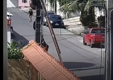 Vídeo: Criminosos roubam fios elétricos em plena luz do dia em Manaus