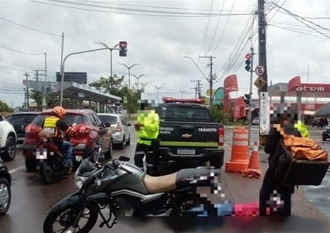 Homem fica ferido ao cair com motocicleta no meio de avenida em Manaus 
