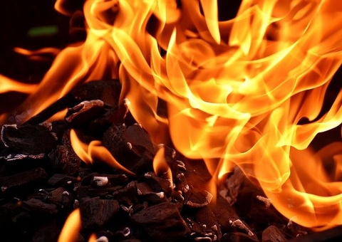 Carro pega fogo após motorista desviar de buraco na BR-319