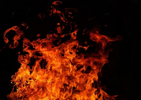 Homem é preso por atear fogo na casa da irmã grávida em Manaus; família pulou janela