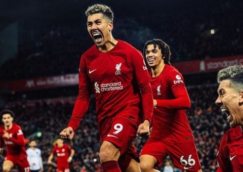 Firmino marca no empate do Liverpool e é homenageado no adeus ao Anfield