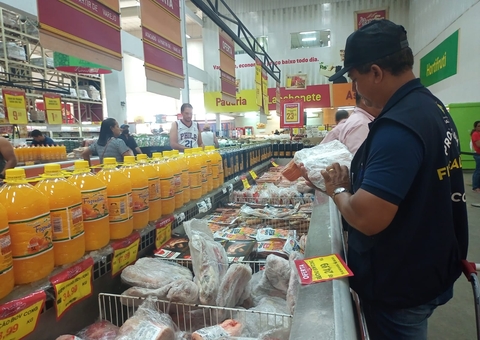 Procon encontra alimentos sendo vendidos com embalagens violadas em Manaus