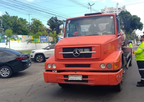 Caminhões são autuados por trafegar fora do horário permitido na av. Mário Ypiranga
