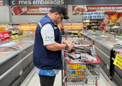 Fiscalização apreende mais de 80 kg de alimentos irregulares em supermercado de Manaus