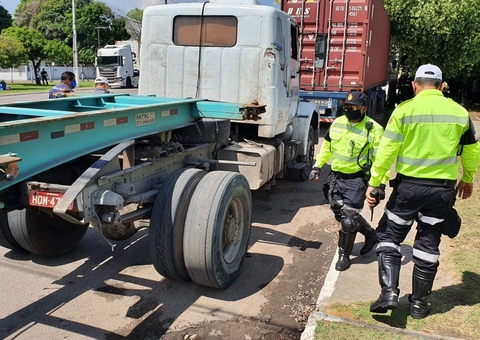 Operação Carga Pesada fiscaliza carretas e caminhões irregulares em Manaus