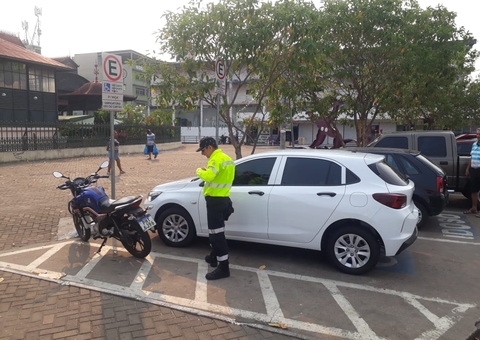 Veículos em estacionamentos irregulares são autuados em Manaus