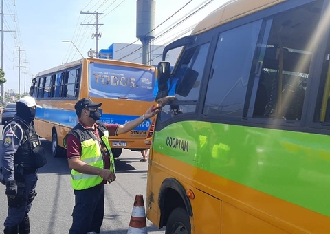 Micro-ônibus irregulares são apreendidos durante fiscalização em Manaus 