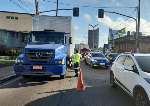 Carretas são autuadas por circularem fora do horário permitido em Manaus