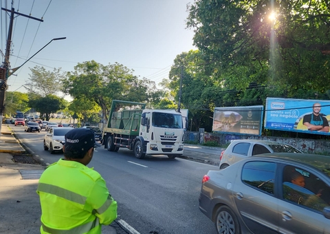 Caminhões são autuados por trafegar em faixa proibida em Manaus