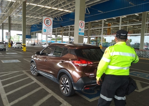 Motoristas são multados por estacionarem em vagas de idosos e PCD's em Manaus