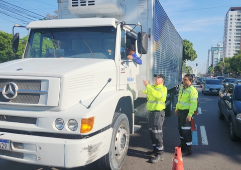 Caminhões são autuados durante fiscalização em avenidas de Manaus