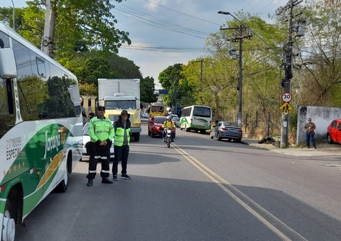 Táxis e mototáxis passam por fiscalização contra transporte irregular em Manaus