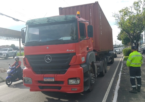 Veículos pesados são alvo de operação e motoristas são multados em Manaus