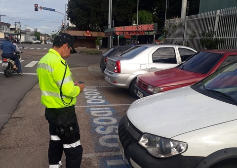 Vagas de estacionamentos para idosos e deficientes são fiscalizadas em Manaus