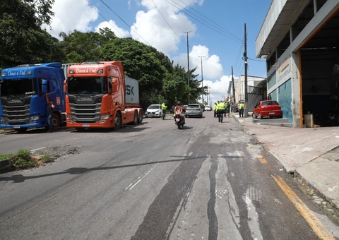Carretas estacionadas em locais proibidos são multadas em Manaus