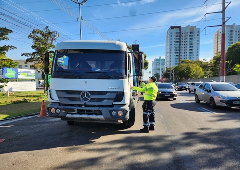 Fiscalização flagra e multa 16 caminhões na avenida Mário Ypiranga