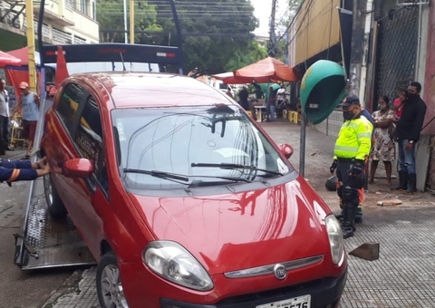 80 motoristas são multados ao estacionarem em locais proibidos em Manaus