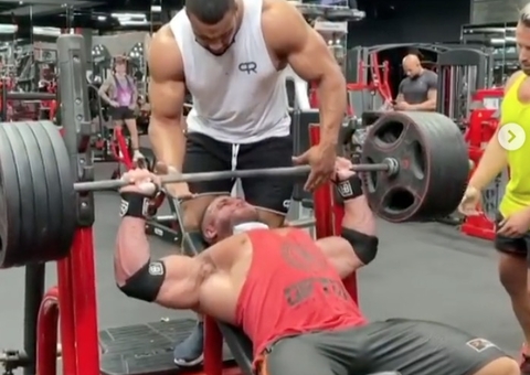 Fisiculturista que rasgou peito ao levantar 220kg ficou sem mexer braços