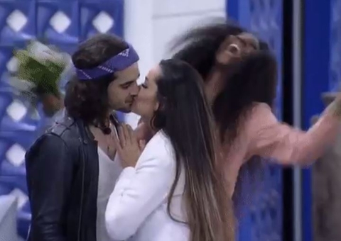 BBB21: Fiuk e Juliette se beijam em 'casamento' celebrado por Camilla 