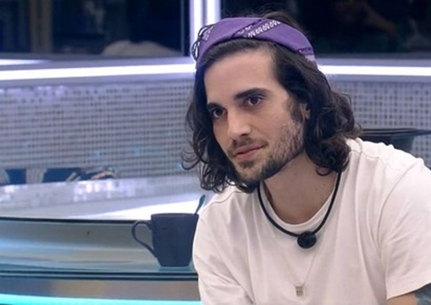 Constrangido, Fiuk pede no Confessionário objeto inusitado: 'me ajuda'