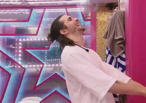 No banheiro reservado, Juliette se assusta ao ver Fiuk abrir porta