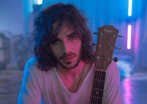 Seguindo estratégia da ex, Manu Gavassi, Fiuk lança clipe confinado no BBB