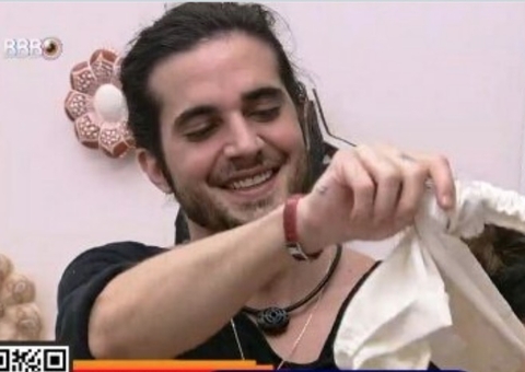 BBB21: Fiuk se oferece para tirar roupa de Juliette e sister aceita