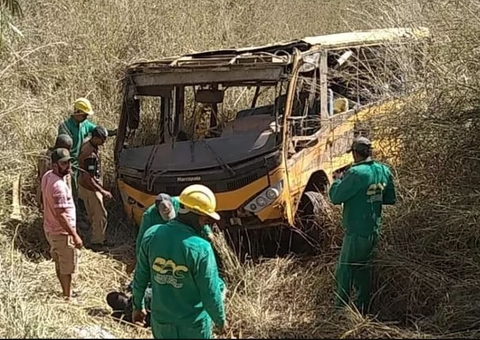 Acidente com ônibus de time de futebol deixa 3 mortos e 10 feridos 