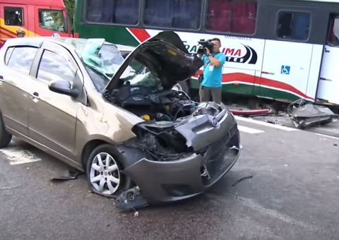 Acidente com carro de aplicativo e micro-ônibus deixa 3 feridos em Manaus