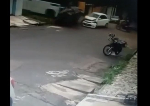 Vídeo: Carro escapa de ser esmagado ao ser atingido por carro e ônibus em Manaus