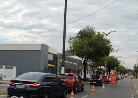 Interdição em pista deixa trânsito congestionado em avenida de Manaus