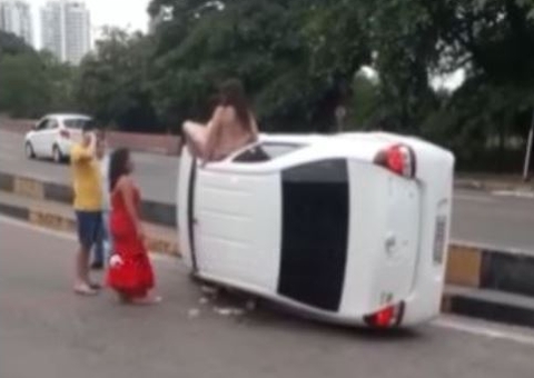 Em vídeo, mulheres aparecem saindo pela janela de carro capotado em viaduto de Manaus