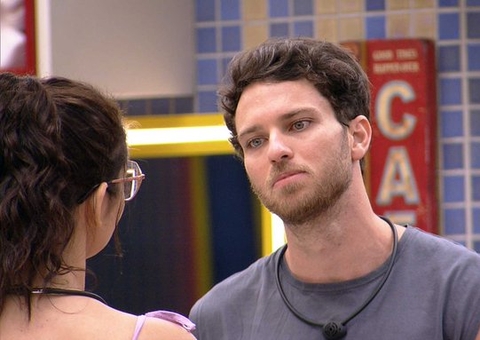 Lucas diz que é contra o desarmamento e conversa é 'cortada' no BBB 22 