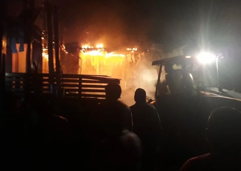 Incêndio destrói seis casas e desespera moradores de beco em Anamã