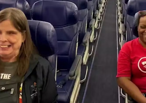 Mulheres com deficiência visual viajam sozinhas após companhia não avisar sobre troca de aviões