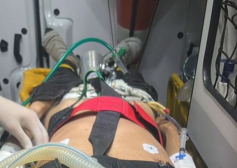 Jovem fica gravemente ferido em acidente entre moto e ônibus no Novo Israel