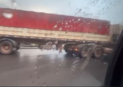 Carreta fica atravessada na Avenida das Flores ao derrapar na pista e voltar de ré