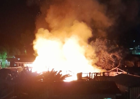 Incêndio destrói casa e assusta moradores no Amazonas
