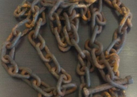 Mulher apanha com corrente e bambu após flagrar marido a traindo