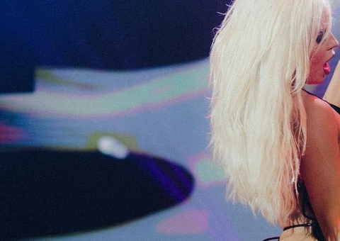 Luísa Sonza rebola em pole dance com fio-dental ousadíssimo e enlouquece fãs