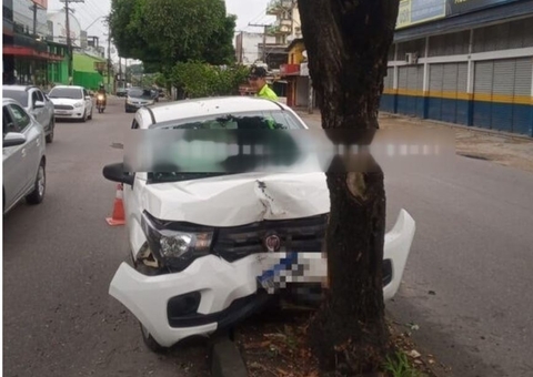 Carro invade canteiro central e atinge árvore em avenida de Manaus