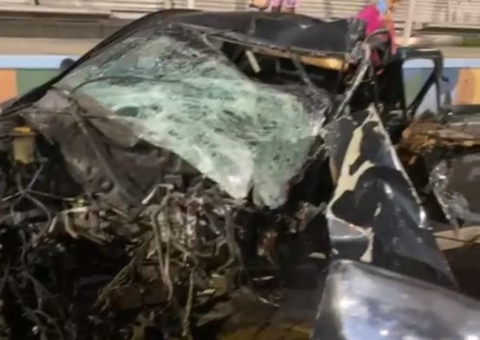 Mulher morre ao ser arremessada de carro após colisão com plataforma em Manaus